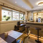 舍内格酒店 3*
